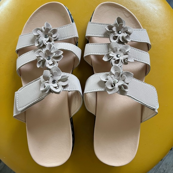 Summer sandals - Picture 2 of 3